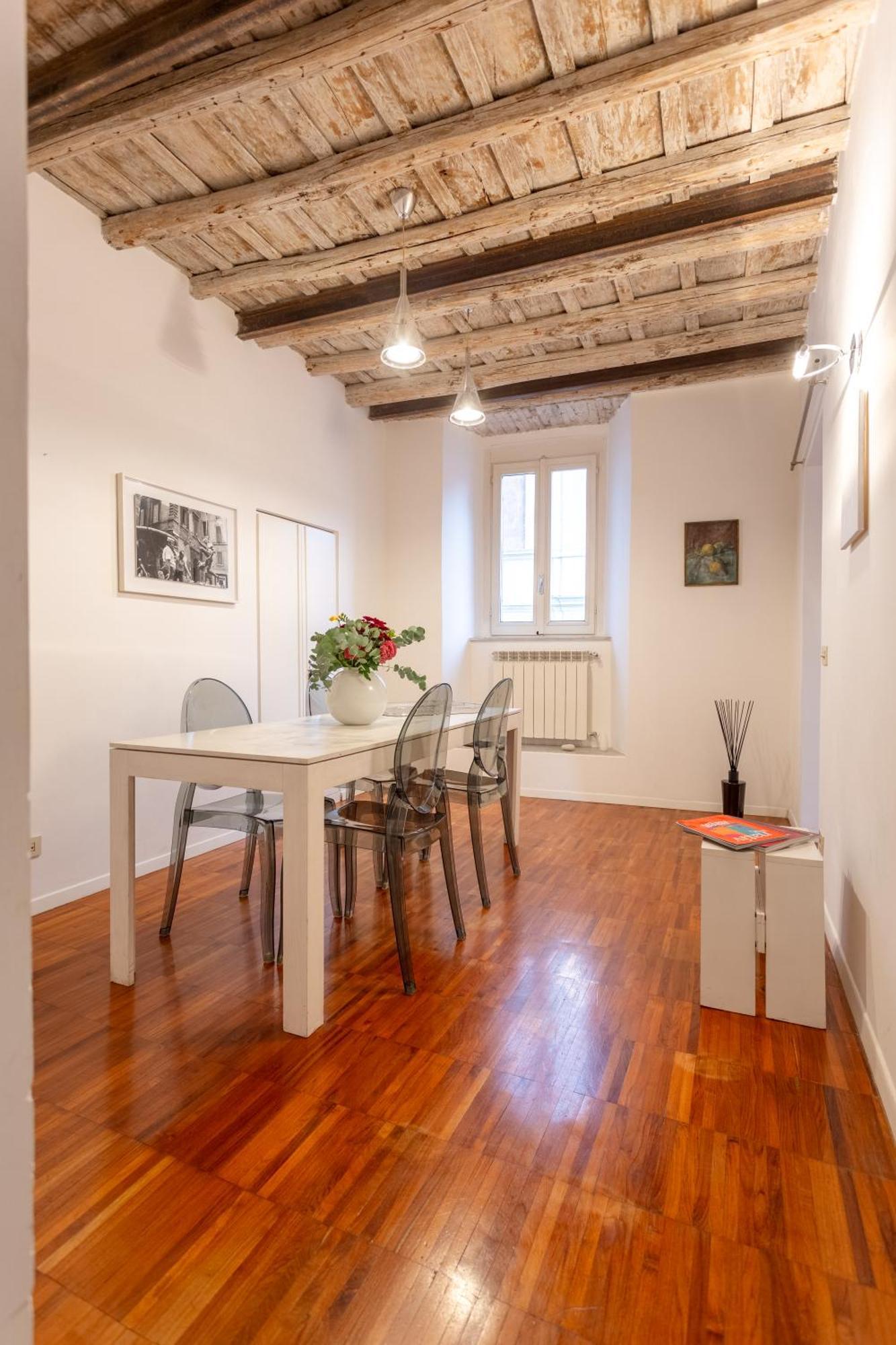 Apartment Casa Cristina In Piazza Farnese Rome